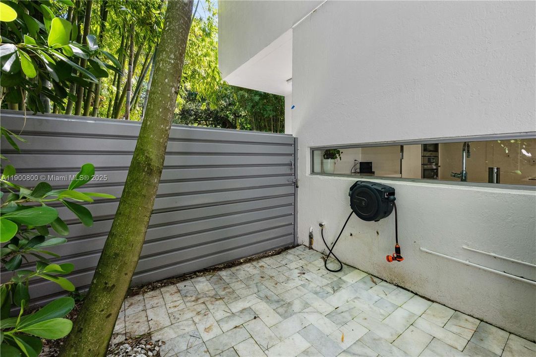 合同活跃: $8,500 (2 贝兹, 2 浴室, 1574 平方英尺)