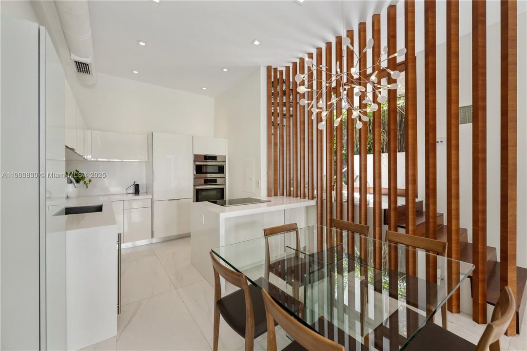 合同活跃: $8,500 (2 贝兹, 2 浴室, 1574 平方英尺)