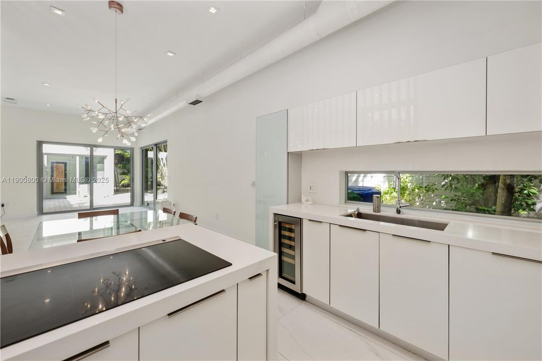 合同活跃: $8,500 (2 贝兹, 2 浴室, 1574 平方英尺)