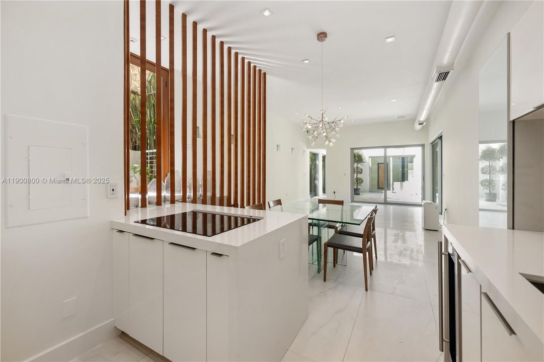 合同活跃: $8,500 (2 贝兹, 2 浴室, 1574 平方英尺)