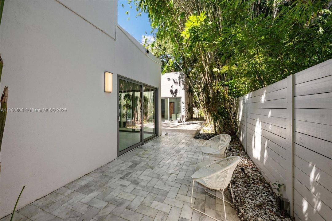 合同活跃: $8,500 (2 贝兹, 2 浴室, 1574 平方英尺)