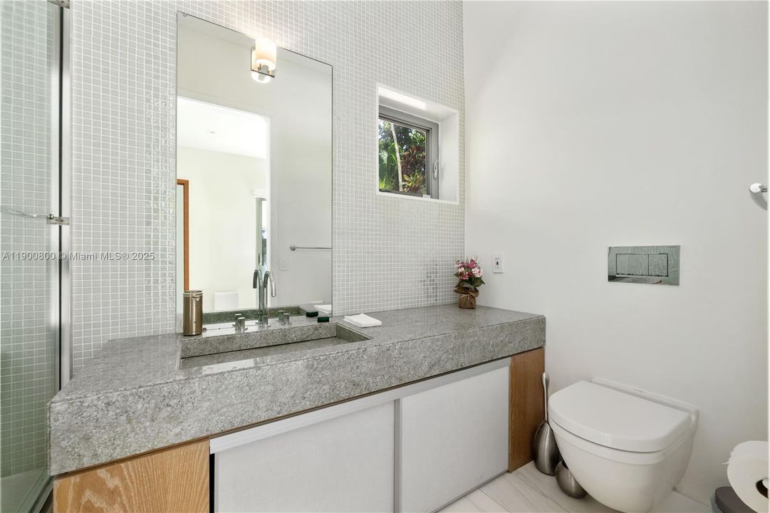 合同活跃: $8,500 (2 贝兹, 2 浴室, 1574 平方英尺)