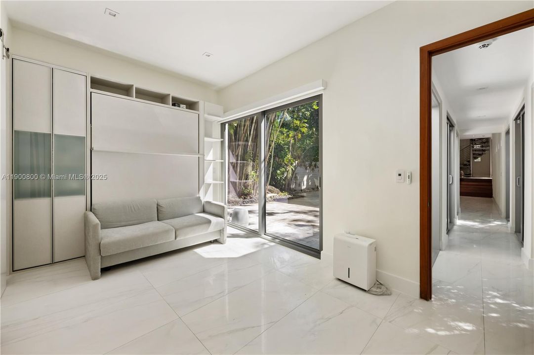 合同活跃: $8,500 (2 贝兹, 2 浴室, 1574 平方英尺)