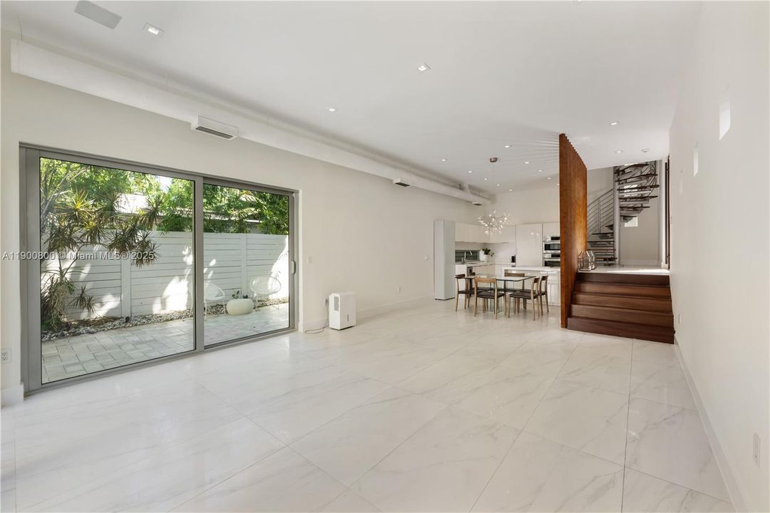 合同活跃: $8,500 (2 贝兹, 2 浴室, 1574 平方英尺)