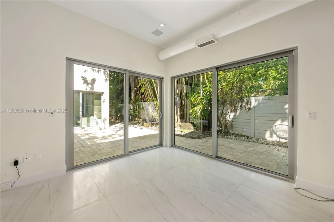 合同活跃: $8,500 (2 贝兹, 2 浴室, 1574 平方英尺)