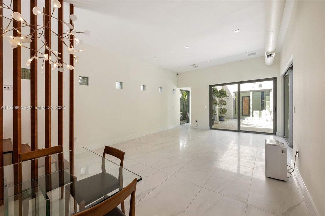 合同活跃: $8,500 (2 贝兹, 2 浴室, 1574 平方英尺)