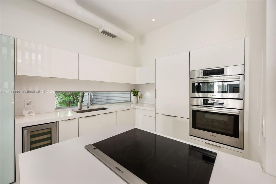 合同活跃: $8,500 (2 贝兹, 2 浴室, 1574 平方英尺)