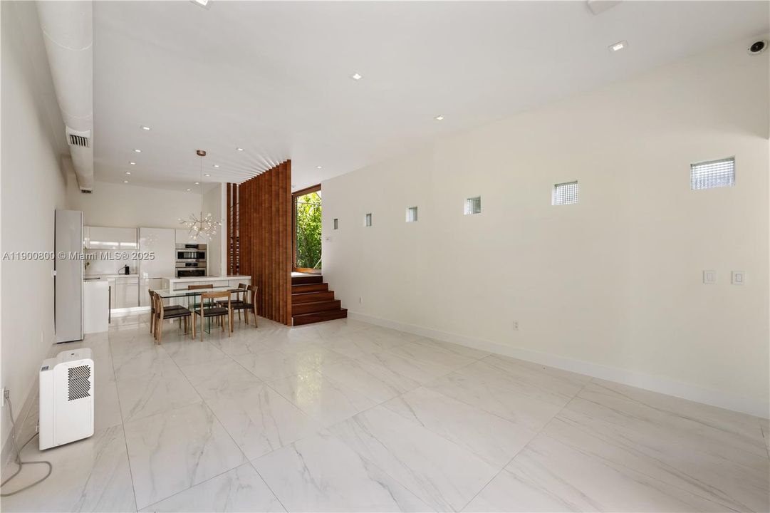 合同活跃: $8,500 (2 贝兹, 2 浴室, 1574 平方英尺)