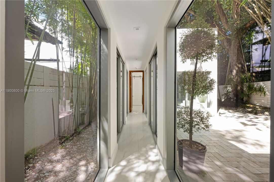 合同活跃: $8,500 (2 贝兹, 2 浴室, 1574 平方英尺)