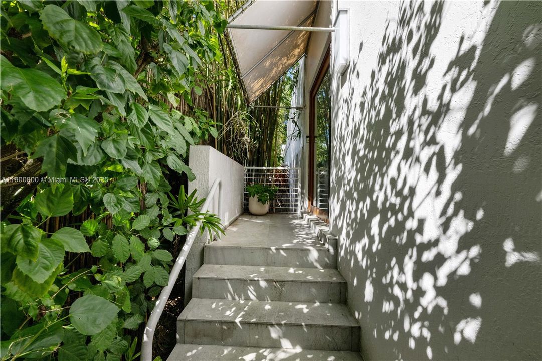 合同活跃: $8,500 (2 贝兹, 2 浴室, 1574 平方英尺)