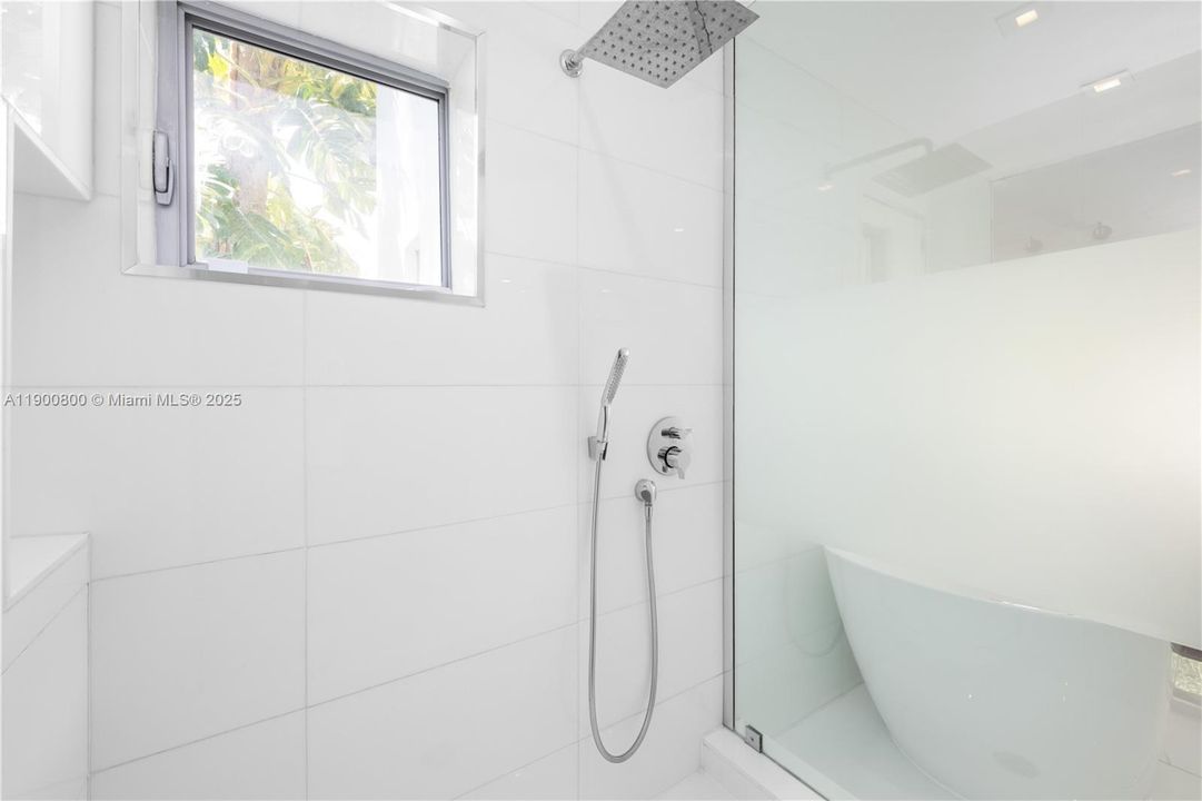 合同活跃: $8,500 (2 贝兹, 2 浴室, 1574 平方英尺)