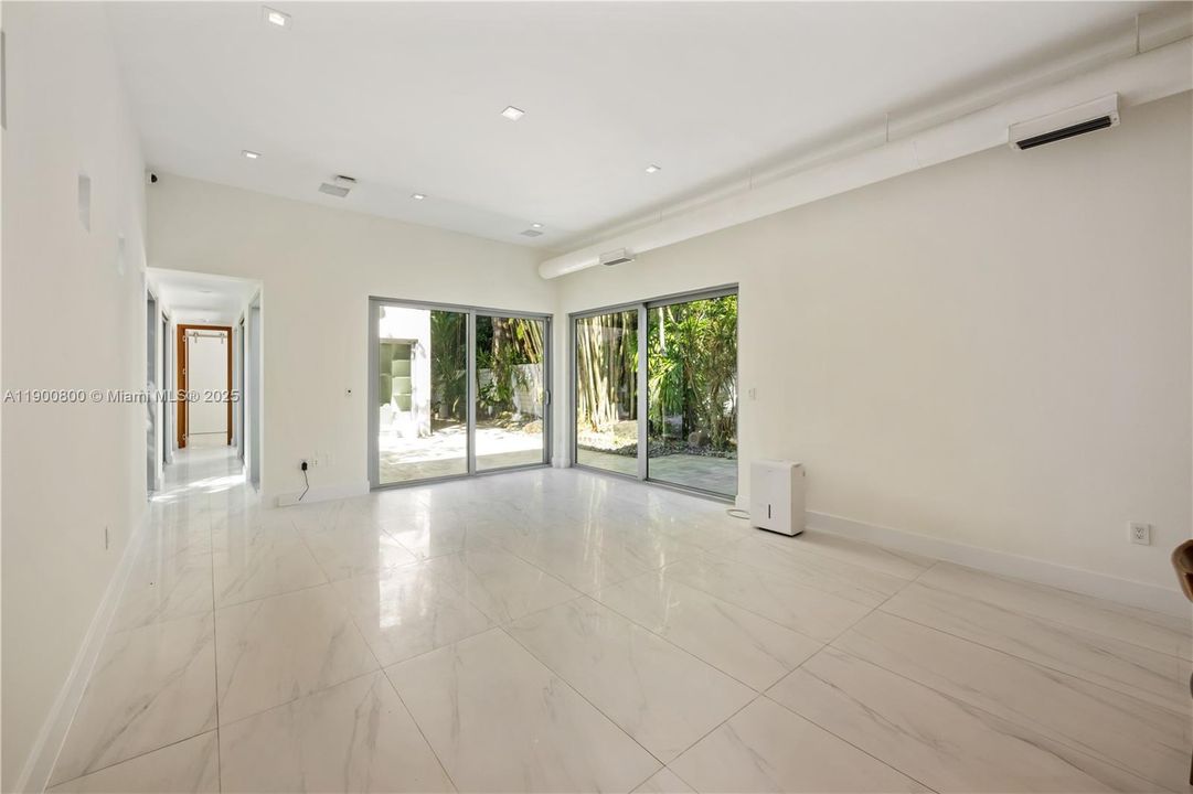 合同活跃: $8,500 (2 贝兹, 2 浴室, 1574 平方英尺)