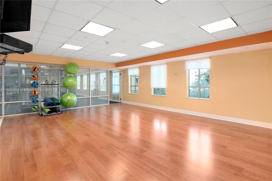 For Sale: $450,000 (2 beds, 2 baths, 1168 Square Feet)