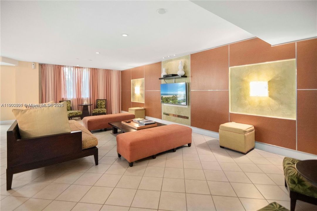 For Sale: $450,000 (2 beds, 2 baths, 1168 Square Feet)