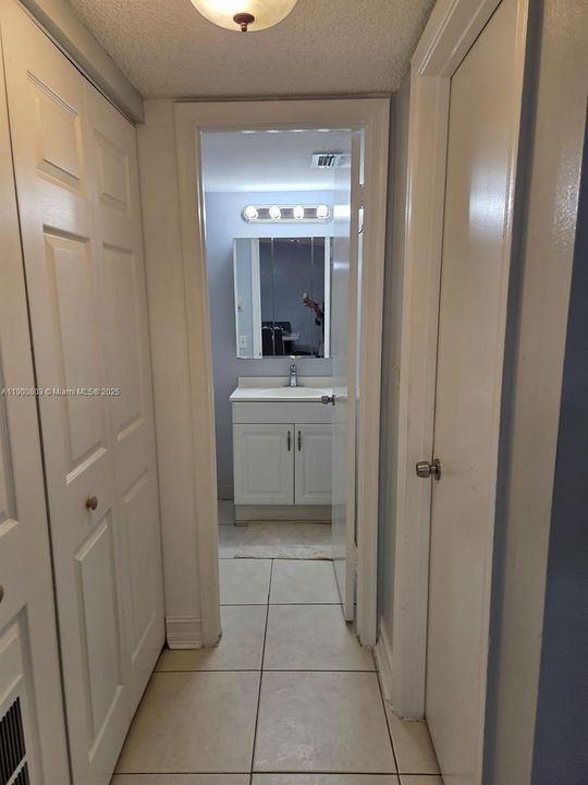 На продажу: $215,000 (2 спален, 2 ванн, 920 Квадратных фут)