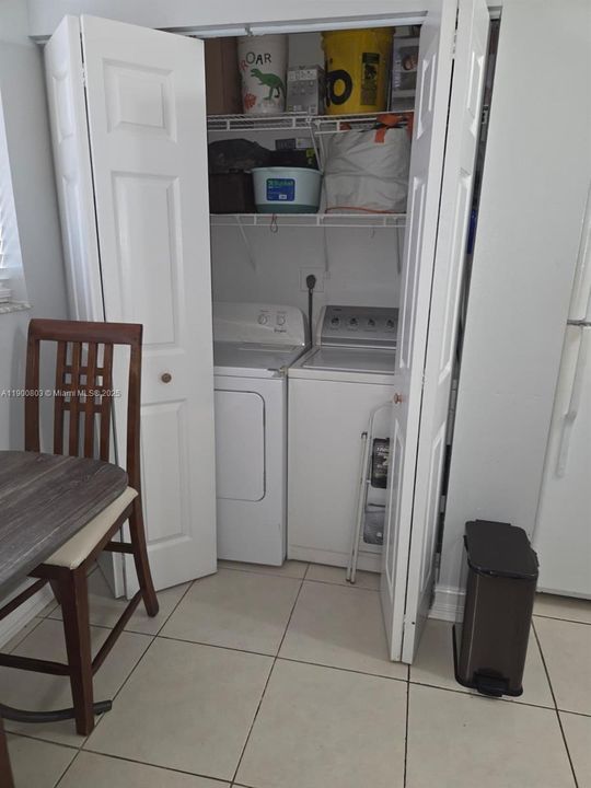 На продажу: $215,000 (2 спален, 2 ванн, 920 Квадратных фут)