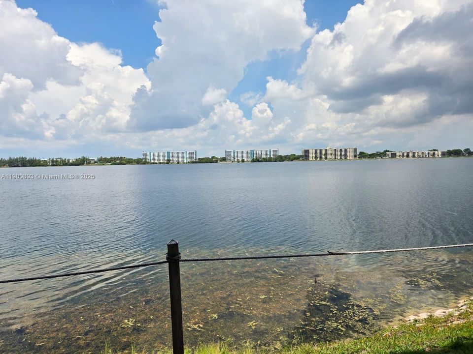 На продажу: $215,000 (2 спален, 2 ванн, 920 Квадратных фут)