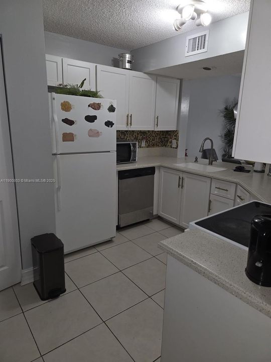 На продажу: $215,000 (2 спален, 2 ванн, 920 Квадратных фут)