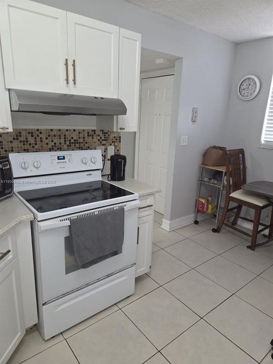 На продажу: $215,000 (2 спален, 2 ванн, 920 Квадратных фут)