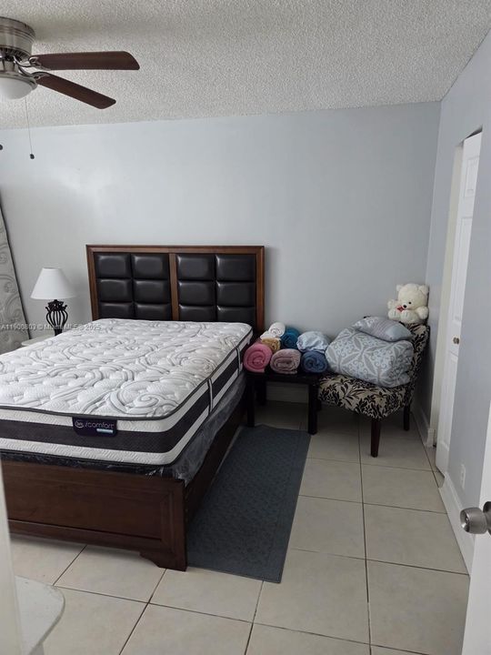 На продажу: $215,000 (2 спален, 2 ванн, 920 Квадратных фут)