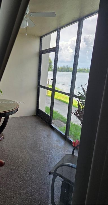 На продажу: $215,000 (2 спален, 2 ванн, 920 Квадратных фут)