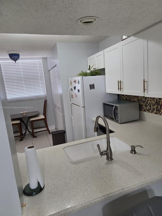 На продажу: $215,000 (2 спален, 2 ванн, 920 Квадратных фут)