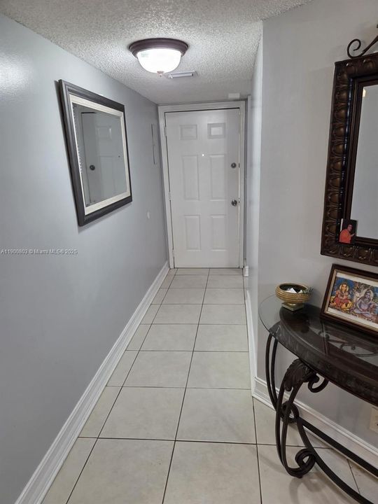 На продажу: $215,000 (2 спален, 2 ванн, 920 Квадратных фут)