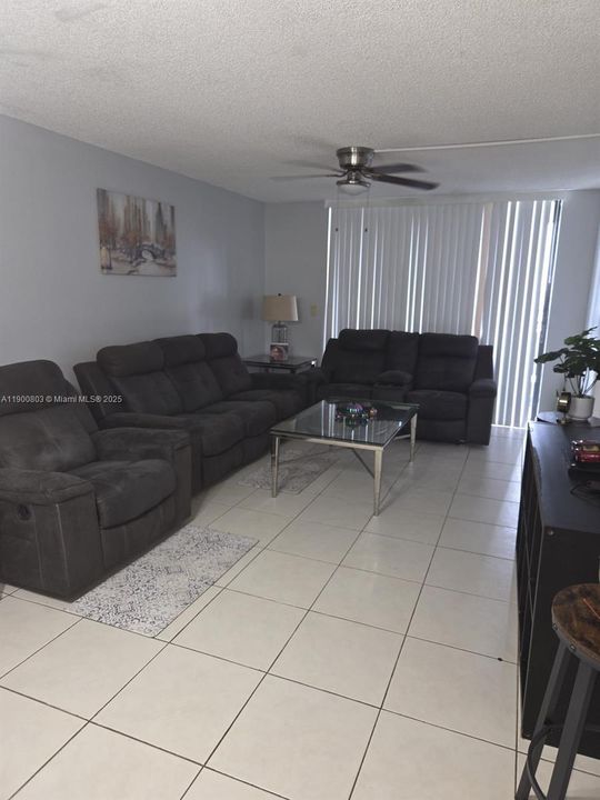 На продажу: $215,000 (2 спален, 2 ванн, 920 Квадратных фут)