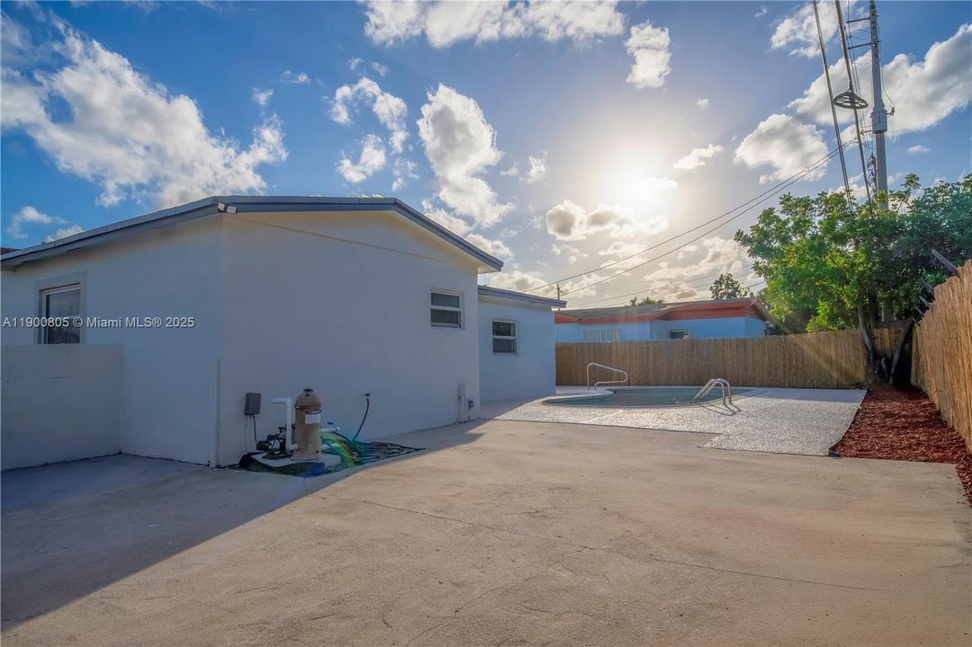 Active With Contract: $549,900 (3 beds, 2 baths, 2115 Square Feet)