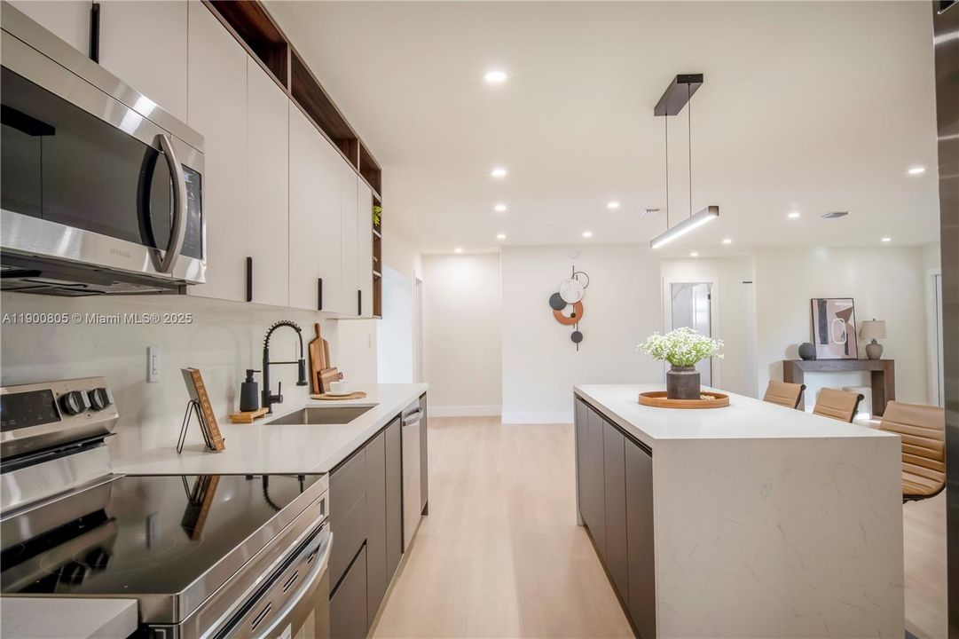 Active With Contract: $549,900 (3 beds, 2 baths, 2115 Square Feet)