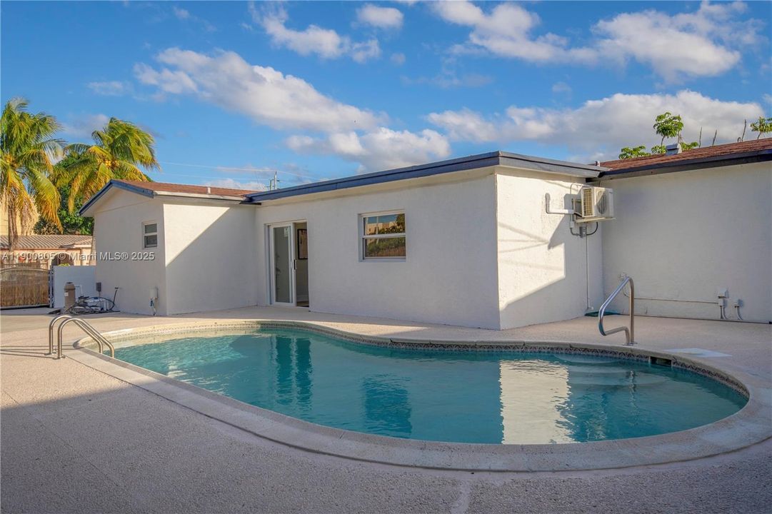 Active With Contract: $549,900 (3 beds, 2 baths, 2115 Square Feet)