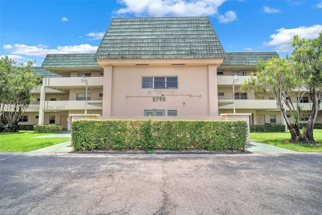 Active With Contract: $2,200 (2 beds, 2 baths, 1131 Square Feet)