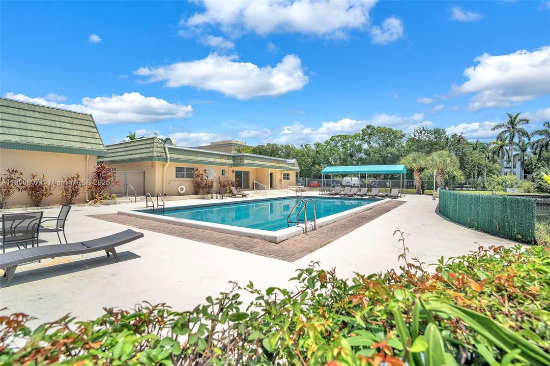 Active With Contract: $2,200 (2 beds, 2 baths, 1131 Square Feet)