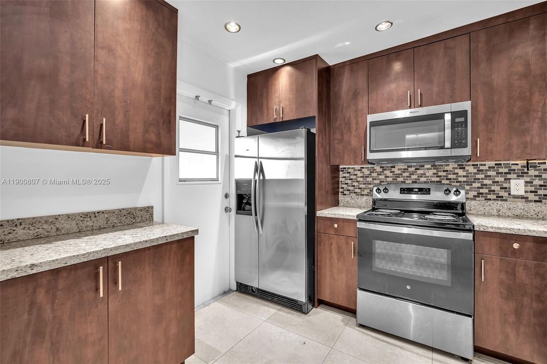 Active With Contract: $2,200 (2 beds, 2 baths, 1131 Square Feet)