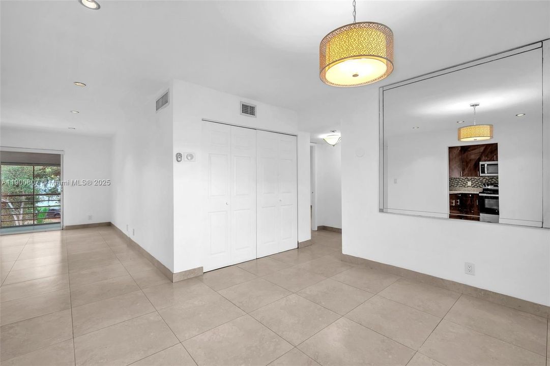 Active With Contract: $2,200 (2 beds, 2 baths, 1131 Square Feet)