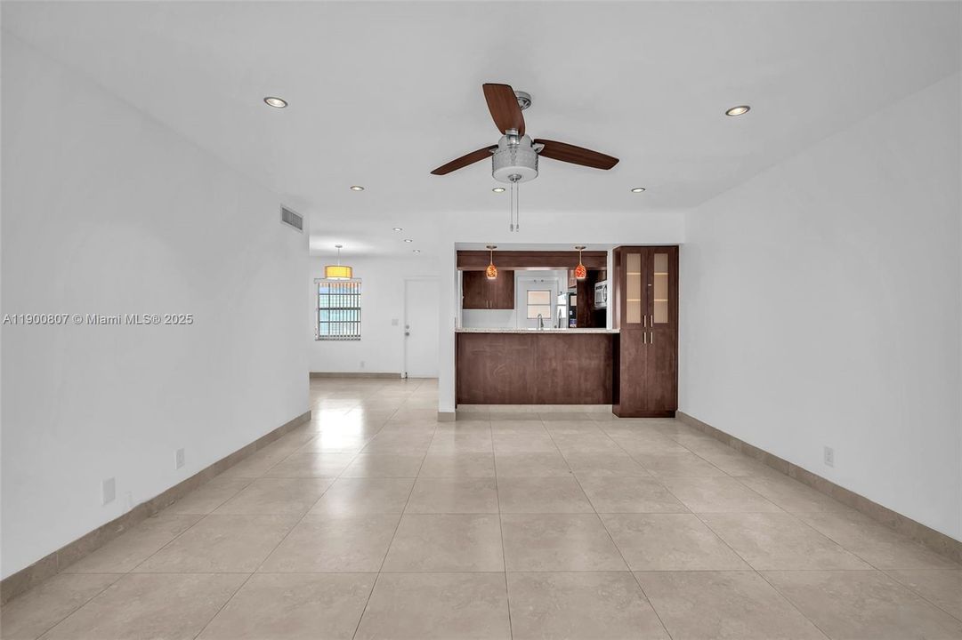 Active With Contract: $2,200 (2 beds, 2 baths, 1131 Square Feet)