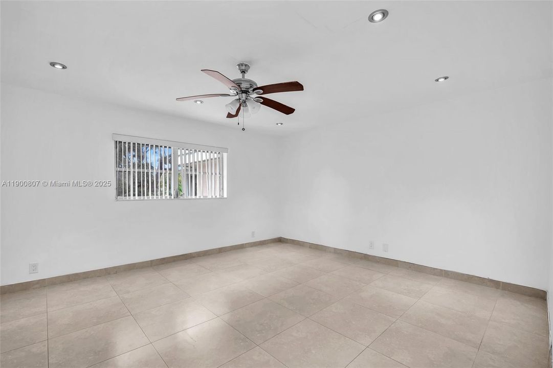 Active With Contract: $2,200 (2 beds, 2 baths, 1131 Square Feet)