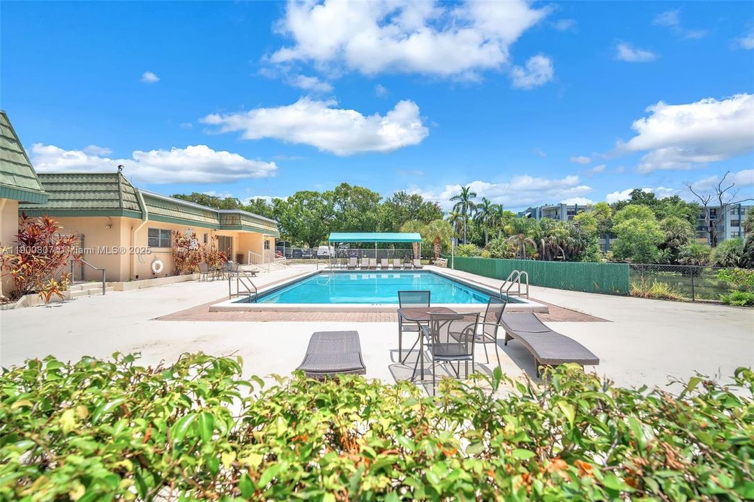 Active With Contract: $2,200 (2 beds, 2 baths, 1131 Square Feet)