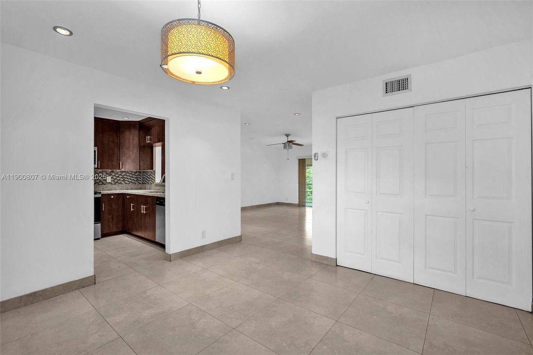 Active With Contract: $2,200 (2 beds, 2 baths, 1131 Square Feet)