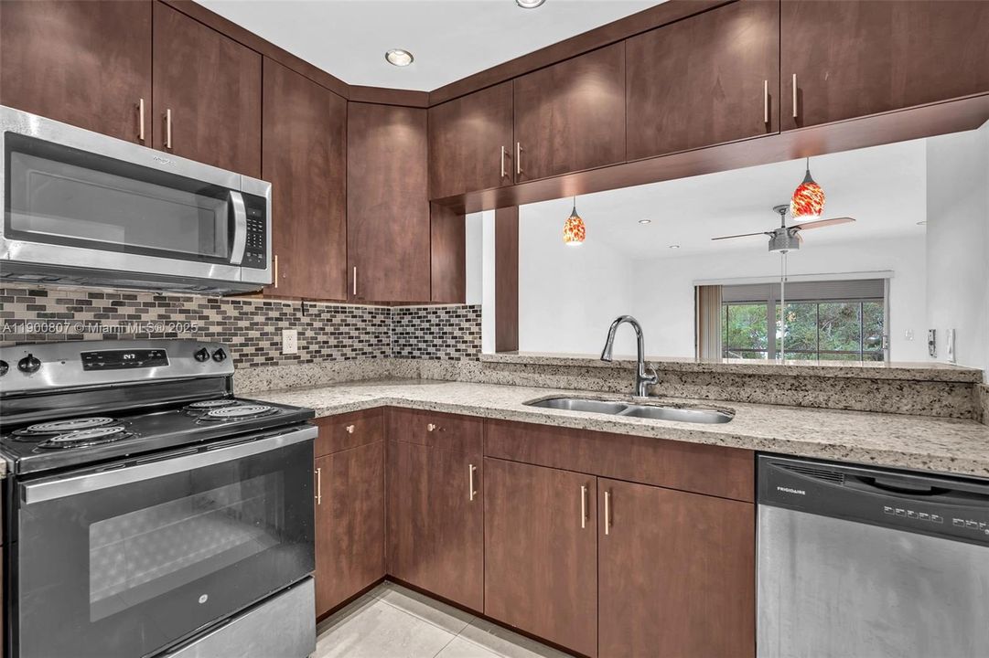 Active With Contract: $2,200 (2 beds, 2 baths, 1131 Square Feet)