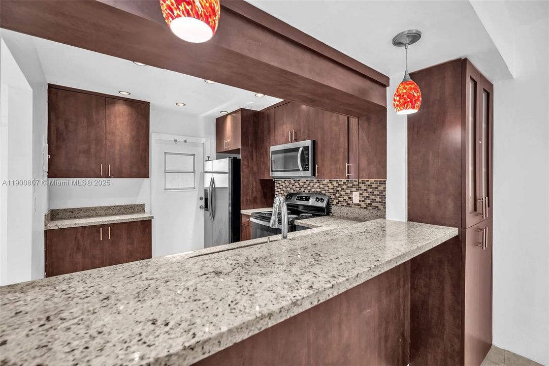 Active With Contract: $2,200 (2 beds, 2 baths, 1131 Square Feet)