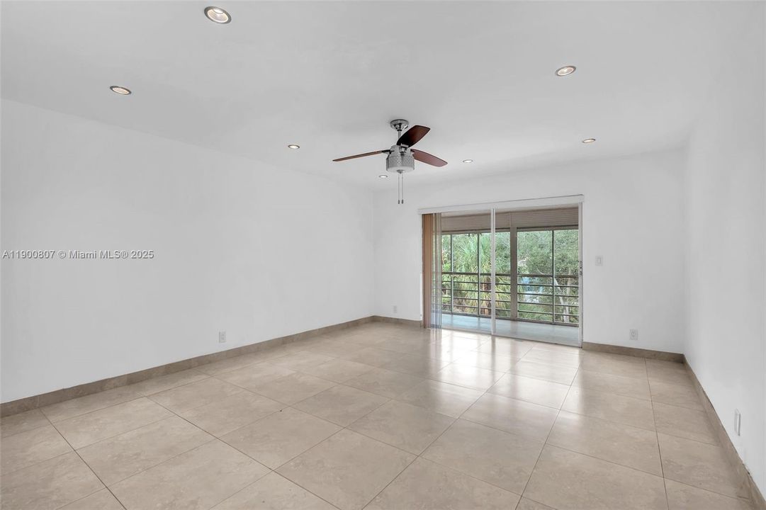 Active With Contract: $2,200 (2 beds, 2 baths, 1131 Square Feet)