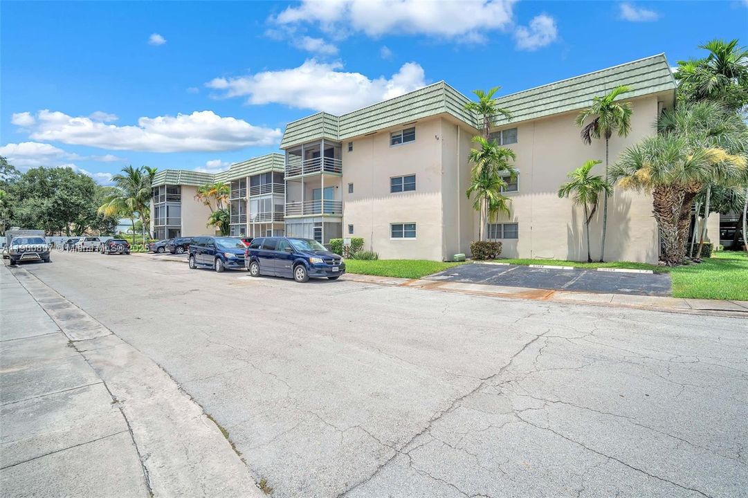 Active With Contract: $2,200 (2 beds, 2 baths, 1131 Square Feet)