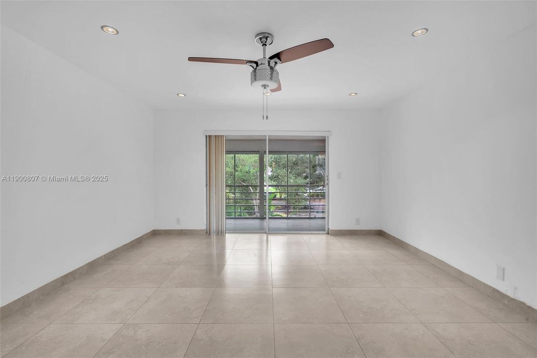 Active With Contract: $2,200 (2 beds, 2 baths, 1131 Square Feet)