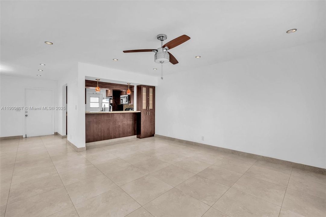 Active With Contract: $2,200 (2 beds, 2 baths, 1131 Square Feet)