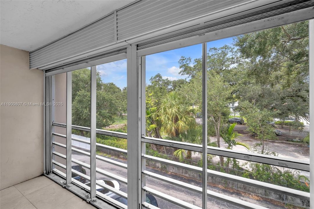 Active With Contract: $2,200 (2 beds, 2 baths, 1131 Square Feet)