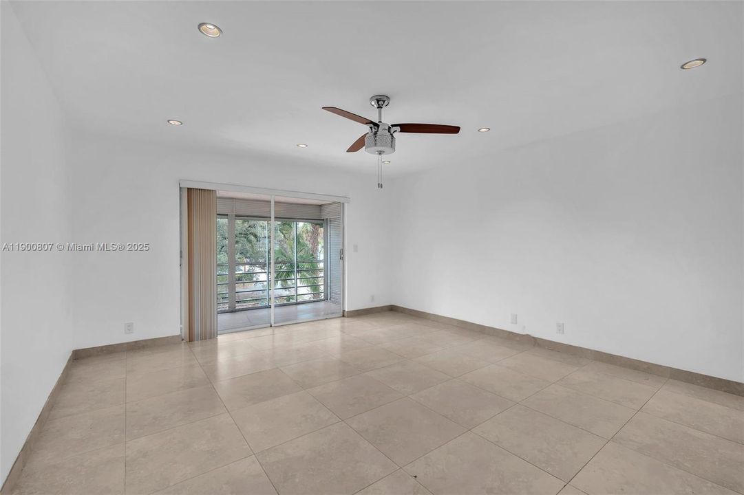 Active With Contract: $2,200 (2 beds, 2 baths, 1131 Square Feet)