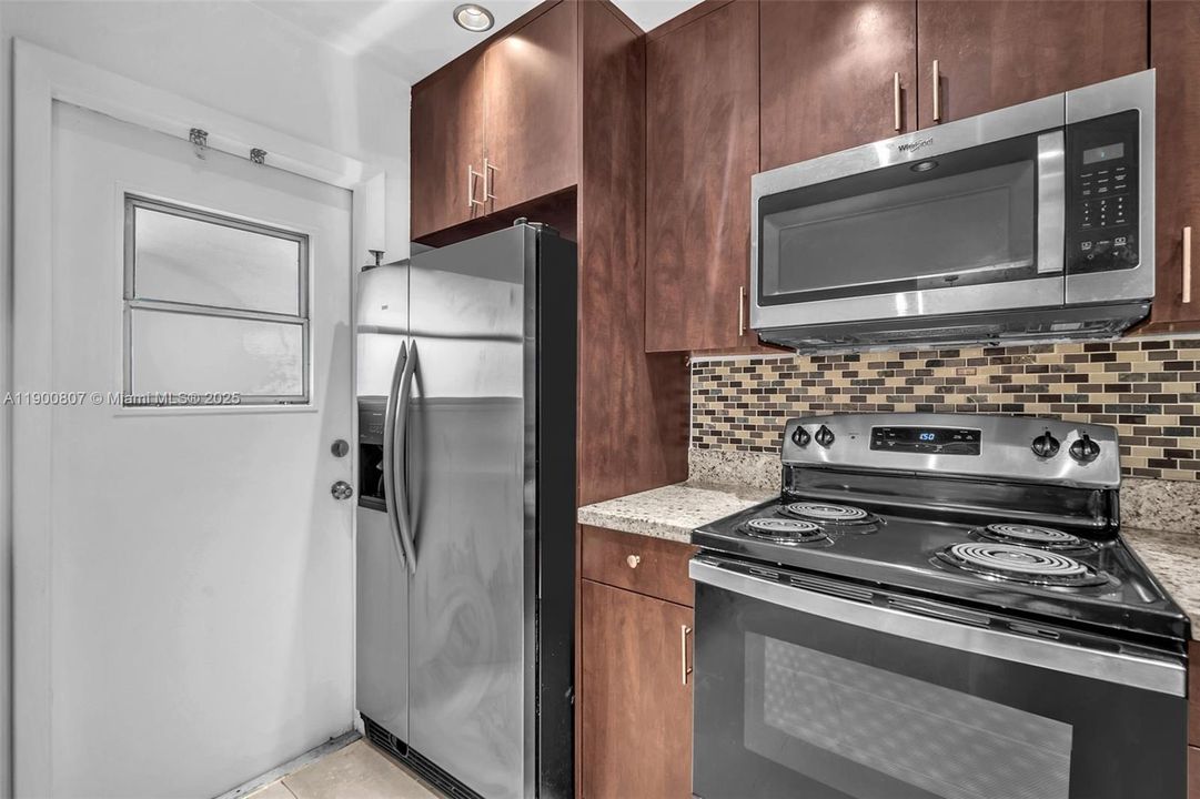 Active With Contract: $2,200 (2 beds, 2 baths, 1131 Square Feet)