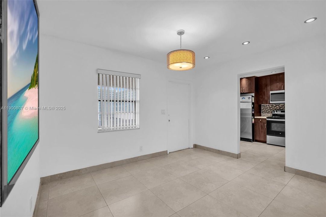 Active With Contract: $2,200 (2 beds, 2 baths, 1131 Square Feet)