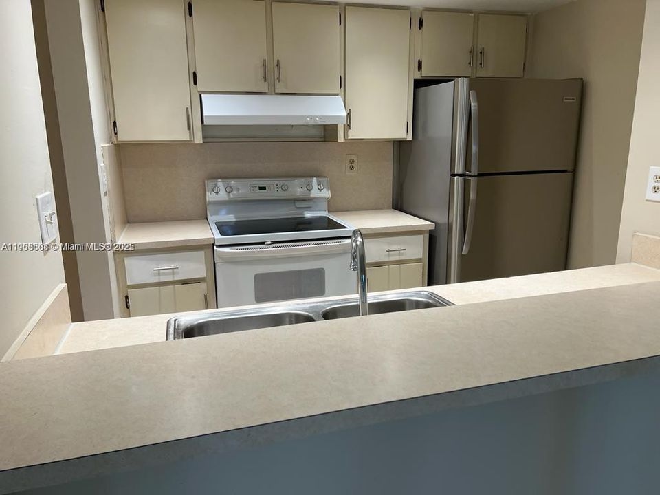 Active With Contract: $1,975 (2 beds, 2 baths, 925 Square Feet)
